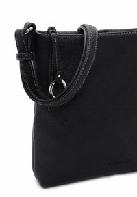 Borsa a tracolla in pelle nera con superficie texture, dotata di una singola tracolla regolabile, accessori in argento e branding inciso.