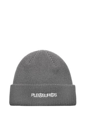 Szara dzianinowa czapka beanie z podwiniętym mankietem, na którym znajduje się biały haftowany napis "PLEASURES" z symbolem anarchii zastępującym literę A.