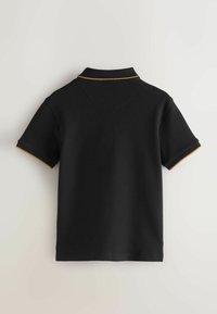 Sort kortærmet polo-shirt med en kontrasterende orange accent på kraven og manchetten, lavet af glat, blødt bomuldsstof.