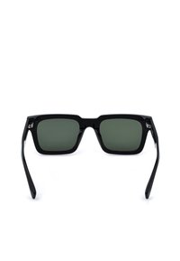 Lunettes de soleil rectangulaires noires avec des montures épaisses et des verres foncés, vues de face sur un fond blanc.