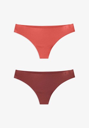 Twee naadloze damesonderbroeken in bikini-stijl, één in koraalrood en één in bordeauxrood, plat gelegd op een witte achtergrond.