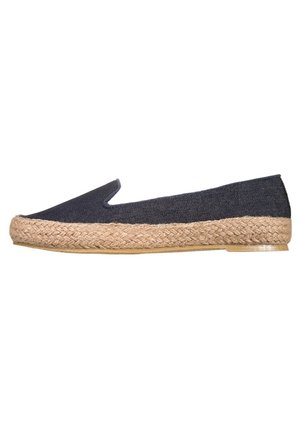 Marineblå slip-on espadrille med vævet jutesål og en flad gummiydersål, vist fra siden.