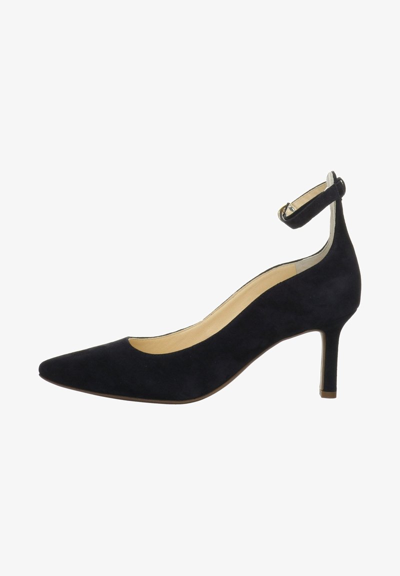 Escarpin en daim noir à bout pointu avec bride de cheville et boucle, doublure intérieure beige et talon aiguilles fin.