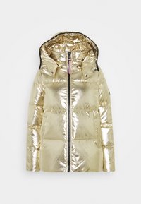 Zlatá metalická péřová bunda s kapucí, zapínáním na zip a dvěma postranními kapsami. Lesklá textura s prošíváním a černými doplňky.
