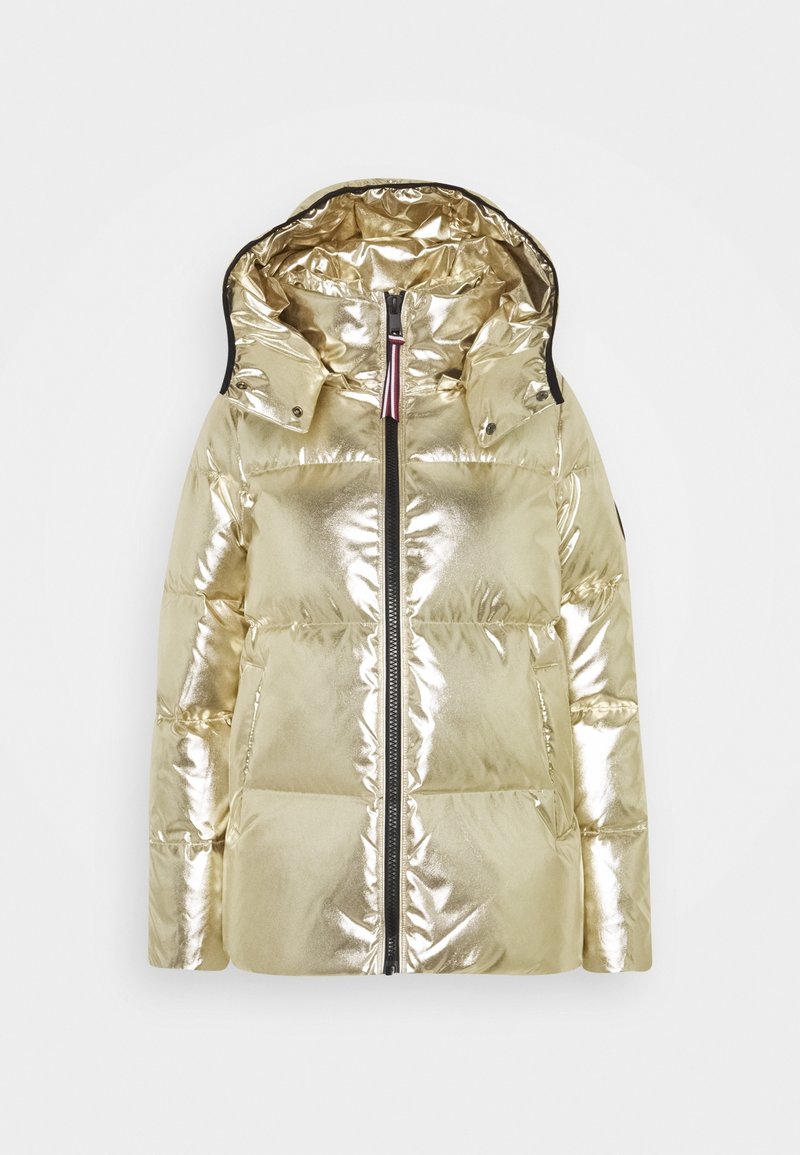 Zlatá metalická péřová bunda s kapucí, zapínáním na zip a dvěma postranními kapsami. Lesklá textura s prošíváním a černými doplňky.