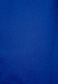 Textilprov i livlig blå, med en jämn textur och en enhetlig, något glänsande finish utan synliga mönster eller detaljer.