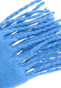 Gant bleu texturé avec de longues fibres en torsion. Fabriqué en matériau doux, avec une surface pelucheuse et un design en couches pour une prise et une flexibilité optimales.