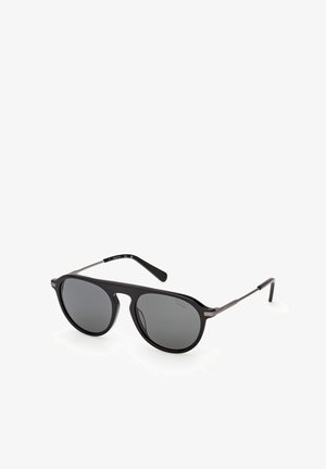 Mustat lentäjätyyliset aurinkolasit, joissa on tummat linssit ja ohuet metalliset sankat, valkoisella taustalla kulmassa.