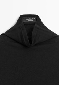 Maglione collo alto di colore nero realizzato in morbido tessuto lavorato. Presenta un colletto alto e ripiegato e cuciture pulite senza motivi o dettagli aggiuntivi.