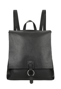 Černý kožený batoh s texturovaným povrchem, má klopu na zavírání, kovový kroužek jako detail a nastavitelné popruhy.