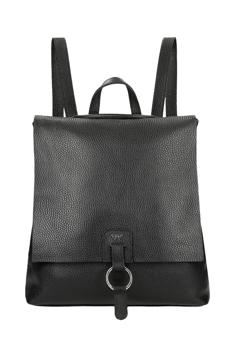 Černý kožený batoh s texturovaným povrchem, má klopu na zavírání, kovový kroužek jako detail a nastavitelné popruhy.