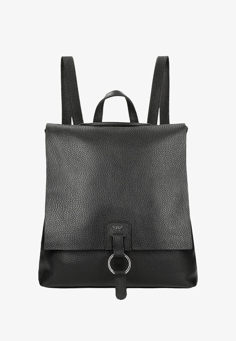 Černý kožený batoh s texturovaným povrchem, má klopu na zavírání, kovový kroužek jako detail a nastavitelné popruhy.