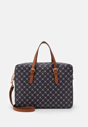 Bolso rectangular de patrón oscuro con asas de cuero marrón y correa de hombro desmontable, con el logo de "JOOP!" en letras doradas.