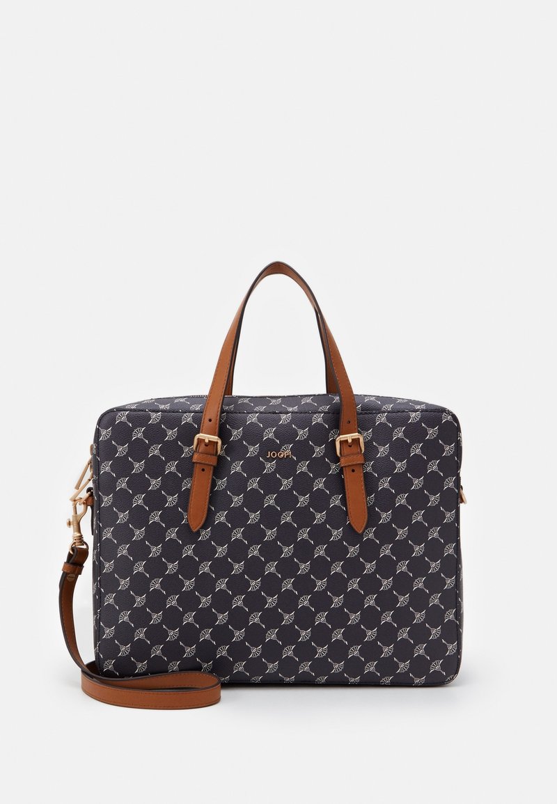 Sac à main rectangulaire à motif foncé avec des poignées en cuir marron et une bandoulière amovible, marqué du logo "JOOP!" en lettres dorées.