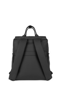 Sac à dos noir avec une finition lisse et mate ; doté de bretelles réglables et rembourrées ainsi que d'une poignée ronde en haut ; design minimaliste sans logos visibles.