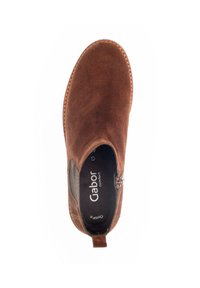 Stivaletto in suede marrone con design slip-on, pannelli laterali elasticizzati e zip decorativa. L'interno presenta una soletta imbottita e un logo.