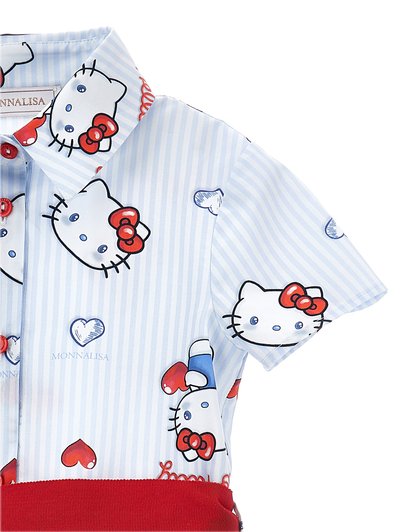 Γαλάζιο και λευκό ριγέ πουκάμισο με κοντά μανίκια, με σχέδια προσώπων Hello Kitty, κόκκινα φιόγκια, καρδιές, κόκκινα κουμπιά και κόκκινη μέση.