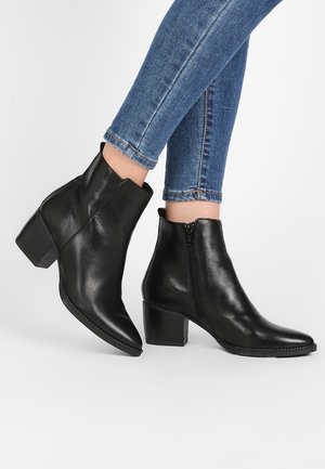 Kotníkové boty - black