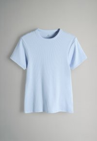 T-shirt azzurro chiaro a maniche corte realizzata in tessuto a coste, con scollo rotondo classico e vestibilità comoda. Senza loghi o motivi visibili.