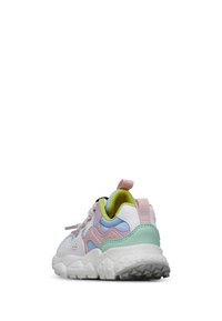 Sneaker per bambini con tomaia in mesh bianco, dettagli in rosa e blu pastello, colletto verde imbottito e suola in gomma testurizzata. Linguetta sul tallone.