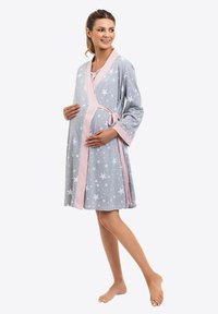 Jasnoszara szlafrok ciążowy z białym wzorem w gwiazdy, różowymi akcentami i zawiązywanym w pasie. Posiada długie rękawy i wygodny krój.