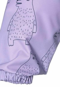 Ljust lila tyg med flera björnteckningar som är omgivna av svart, med en rynkad fåll nertill för en texturerad finish.