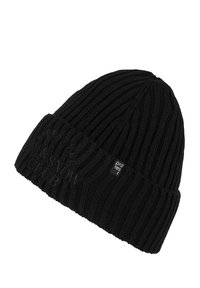 Zwarte gebreide beanie met geribbelde textuur, voorzien van een geperst logo en een klein label met "protest" aan de zijkant.