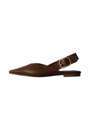 Chaussure plate en cuir marron à bout pointu avec bride arrière réglable et boucle dorée sur fond blanc.