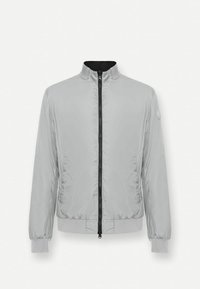 Jachetă bomber gri deschis, realizată din material matlasat, cu fermoar negru, manșete ribbate și guler înalt. Design simplu și practic.