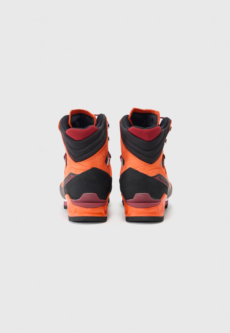 Botas de senderismo con una combinación de colores negro, naranja y burdeos. Cuentan con un sólido soporte para los tobillos, parte superior texturizada y suela de goma resistente.