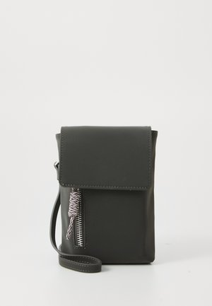 Borsa a tracolla sintetica nera con chiusura a patta, tasca frontale con zip e dettaglio texturizzato sul tirazip. Inclusa tracolla regolabile.