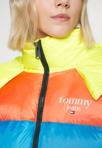 Tommy Jeans TJW COLORBLOCK - Zimska jakna - deep sky blue/multi-coloured
