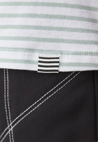 Mads Nørgaard STRIPE TEASY TEE - Majica kratkih rukava s printom - brilliant white/jadeite