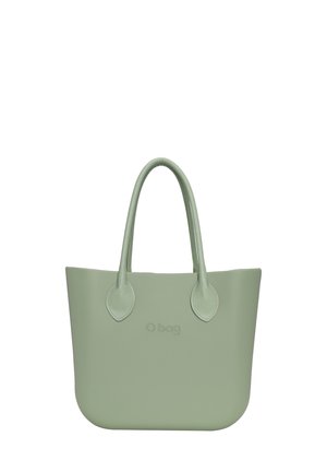 Grüne O Bag-Tasche aus glattem, strapazierfähigem Material mit abgerundeten Kanten, doppelten Griffen und einem eingeprägten Logo auf der Vorderseite.