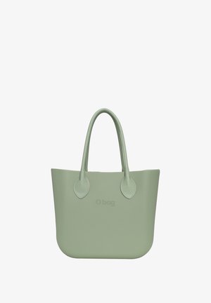 Grüne O Bag-Tasche aus glattem, strapazierfähigem Material mit abgerundeten Kanten, doppelten Griffen und einem eingeprägten Logo auf der Vorderseite.