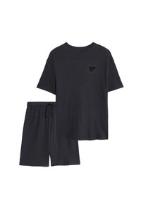 Svart ribbad kortärmad t-shirt med rund halsringning och liten logotyp på bröstet, matchad med svarta shorts med elastisk midja.