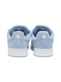 Blå ruskind sneakers med hvide detaljer, lavt design, polstret krave og gummisål. Har logo på hælen og struktureret overflade.