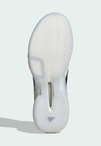 Biela podrážka športovej obuvi z gumy s rybej kosťou vzorom dezénu, obsahujúca priezračnú časť a čierny akcent blízko päty.