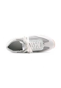 Sneaker bianca con tomaia in rete, lacci piatti e suola in gomma. Caratteristiche includono un colletto imbottito e sottili accenti di colore.