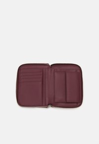 Calvin Klein EMBOSSED LOGO ZIP WALLET - Denarnica - oxblood