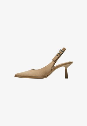 Beige Slingback-Pumps mit spitzer Zehenform, aus strukturiertem Wildleder und mit schlankem Absatz. Enthält einen verstellbaren Schnallenriemen für einen sicheren Sitz.