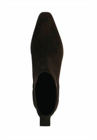 Bottine en suède noir avec un bout pointu et des panneaux latéraux élastiques. Présente un petit talon et une languette à l'arrière pour un enfilage facile.