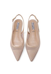 Décolleté slingback color nudo in pelle con punta affilata, caratterizzate da una tomaia in mesh testurizzato e una soletta liscia. Include una fibbia per la chiusura.