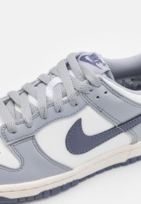 Nike Sportswear DUNK LOW UNISEX - Tenisice - white/light carbon/platinum tint/pure platinum