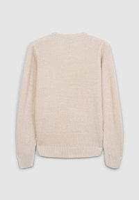 Jasnobeżowy, dziergany sweter z prążkowanym, okrągłym dekoltem, długimi rękawami i teksturowaną tkaniną. Charakteryzuje się prostym wzorem bez widocznych zdobień.