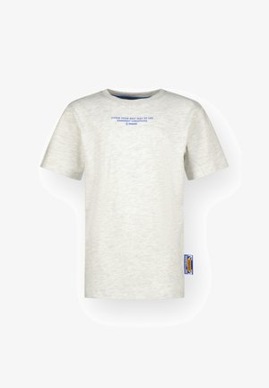 Světle šedé tričko s krátkými rukávy vyrobené z strukturované tkaniny. Na přední straně je modrý text a štítek na boku. Kolo výstřih.