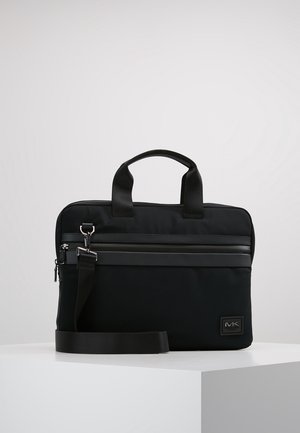 Schwarze rechteckige Laptoptasche mit zwei Griffen, vorderer Reißverschlusstasche, verstellbarem Schultergurt und kleinem Metalllogo in der unteren rechten Ecke.
