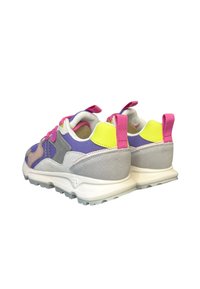 Sneakers colorati caratterizzati da un mix di materiali viola, rosa e grigio con una finitura testurizzata e suola in gomma. Include linguette sul tallone.