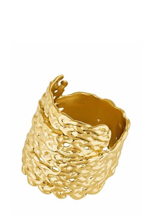 Anillo de banda abierta ancha en tono dorado con superficie texturizada, en capas e irregular que recuerda al metal fundido o a patrones orgánicos.