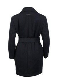 Cappotto nero con colletto alto, maniche lunghe e vita cintrata. Il tessuto appare liscio con una vestibilità su misura e un taglio di lunghezza media.